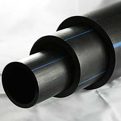 Το πέρασμα κλωστής σε βελόνα HDPE της άρδευσης διοχετεύει με σωλήνες τον καυτό πλαστικό σωλήνα πολυαιθυλενίου λειωμένων μετάλλων μαύρο